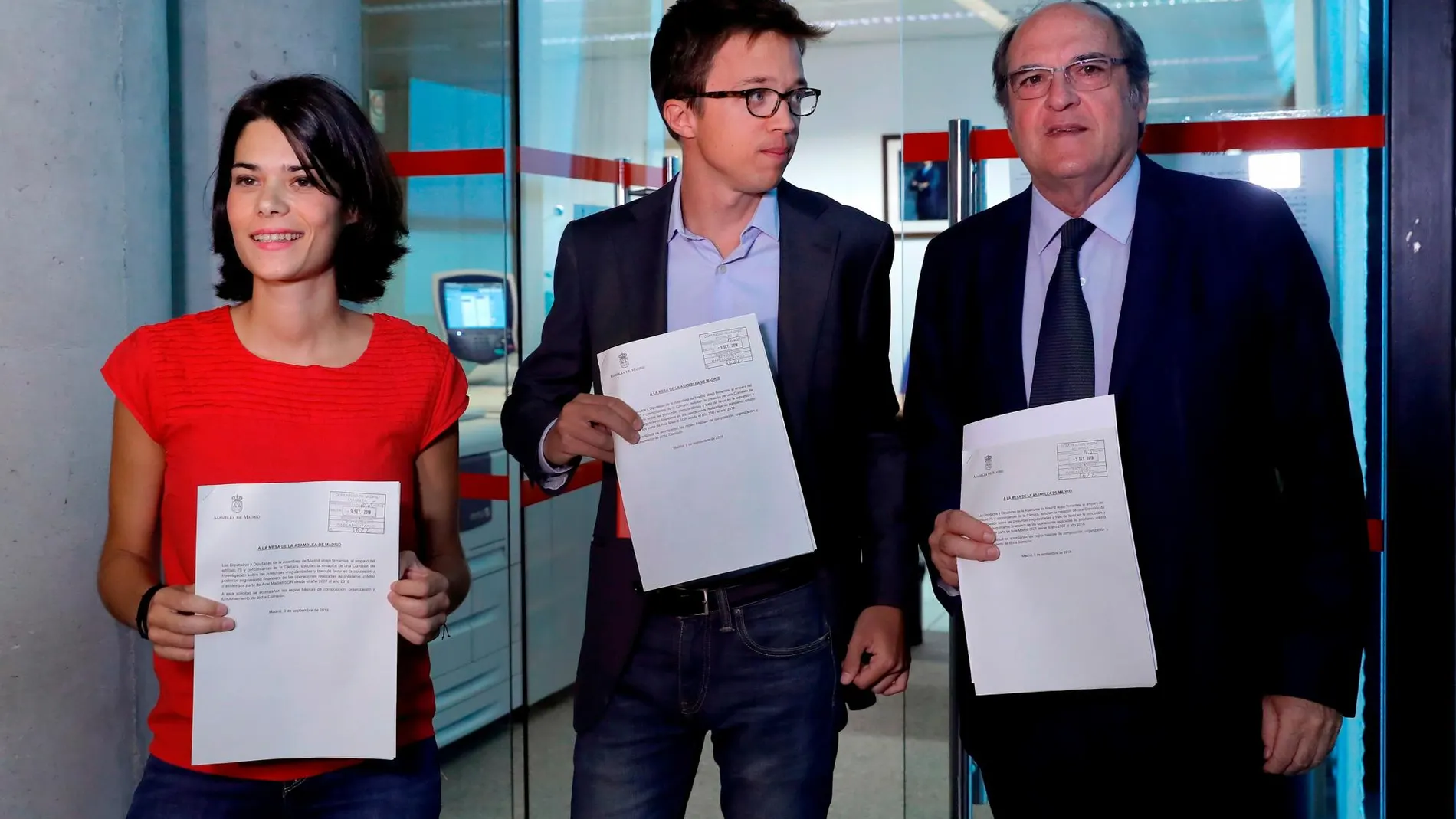 Los portavoces en la Asamblea de Madrid de Más Madrid, Íñigo Errejón (c); Unidas Podemos, Isa Serra y PSOE-M, Ángel Gabilondo, tras registrar la solicitud de creación de la comisión de investigación.