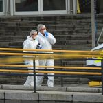 Miembros de la policía forense buscan pruebas en el lugar del apuñalamiento/Ap