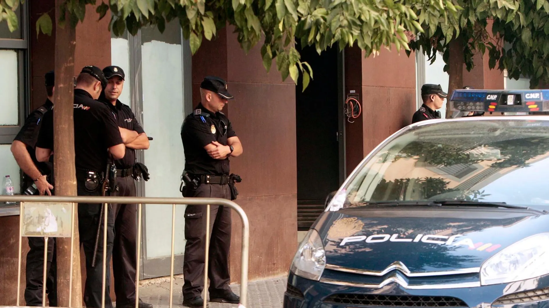 Policías se preparan para ejecutar el desalojo de un céntrico edificio de Sevilla / Foto: Manuel Olmedo