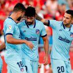 Diego Costa recibe la felicitación de Felipe y Vitolo por su gol