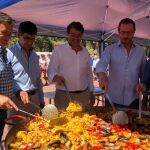 El presidente de Castilla y León, Alfonso Fernández Mañueco, junto a Francisco Vázquez, Javier Maroto y Paloma Sanz durante la comida de hermanamiento del PP en Cantalejo (Segovia