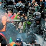 La Policía andina usa gases lacrimógenos contra los seguidores del líder opositor, Carlos Mesa, en La Paz, ayer / Reuters
