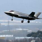 El impacto del F-35 de Estados Unidos contra el USS Carl Vinson se definió como un “incidente de aterrizaje” y el piloto cayó al mar, siendo rescatado por un helicóptero