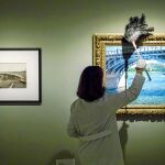 Una limpiadora junto a «El puente de Argenteuil y el Sena», de Gustave Caillebotte, y una fotografía de Édouard Baldus. Foto: Alberto R. Roldán