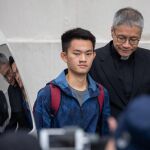 El presunto asesino Chan tong kai sale de prisión acompañado del pastor anglicano Peter Koon / EFE