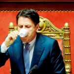 La soledad del «premier». Giuseppe Conte compareció ayer ante el Senado para dar cuenta de los supuestos vínculos del Gobierno con Rusia