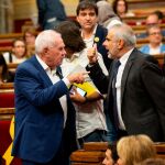 El portavoz de Ciudadanos en el Parlament, Carlos Carrizosa, y el diputado de ERC Ernest Maragall discuten durante el Pleno/Foto: David Zorrakino / Europa Press