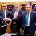 Domiciano Muriel, Santiago Aparicio y Lorenzo Amor, tras firmar el acuerdo