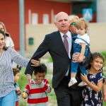 El ex general Hugo Carvajal salió el pasado lunes de la prisión madrileña de Estremera. en la imagen, rodeado de sus familiares / Ap