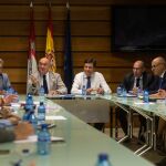 Los consejeros Carlos Fernández Carriedo y Jesús Julio Carnero durante un reciente encuentro con representantes del sector del vino