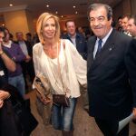 Francisco Álvarez-Cascos (d), acompañado de, María Porto