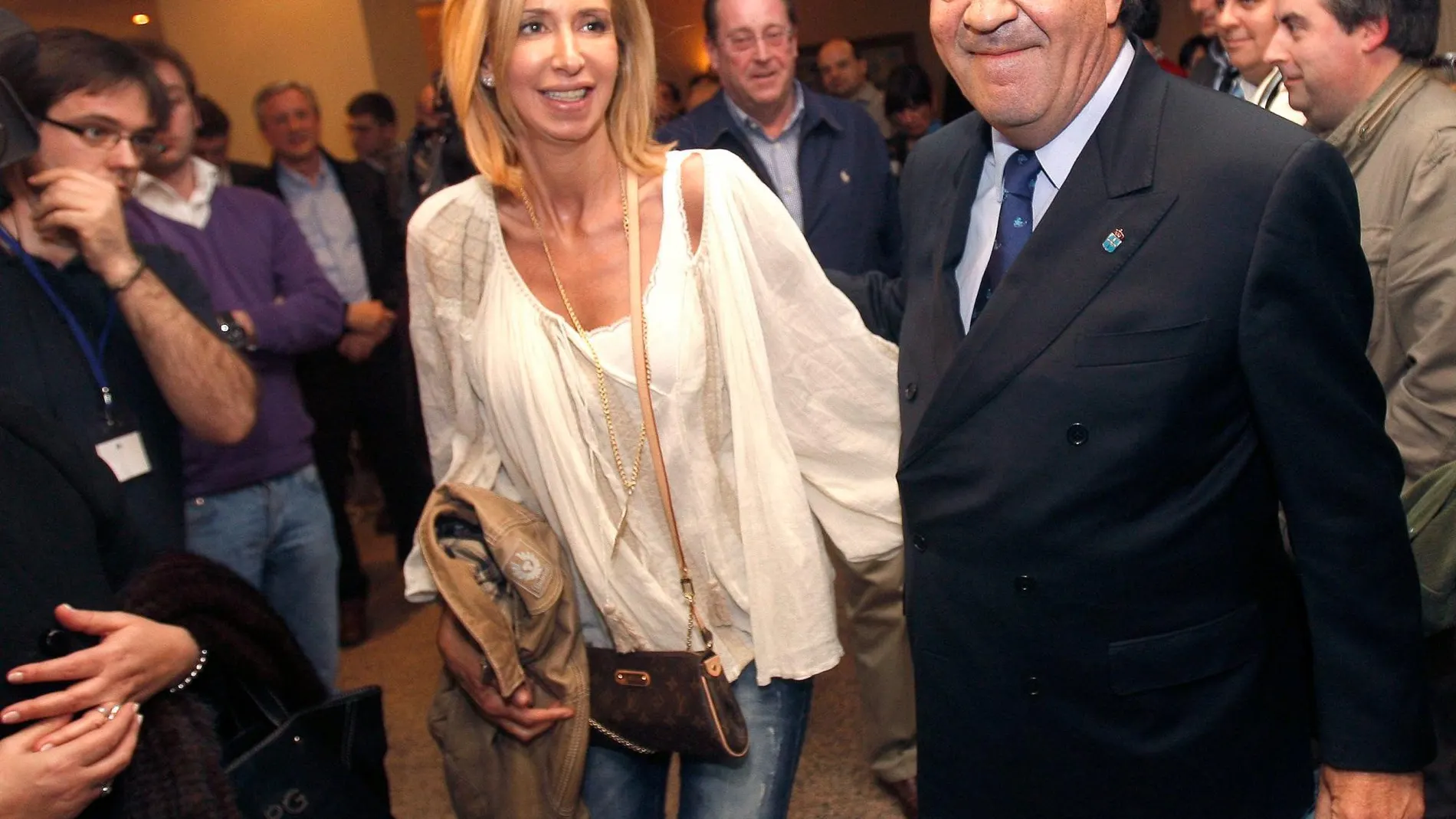 Francisco Álvarez-Cascos (d), acompañado de, María Porto