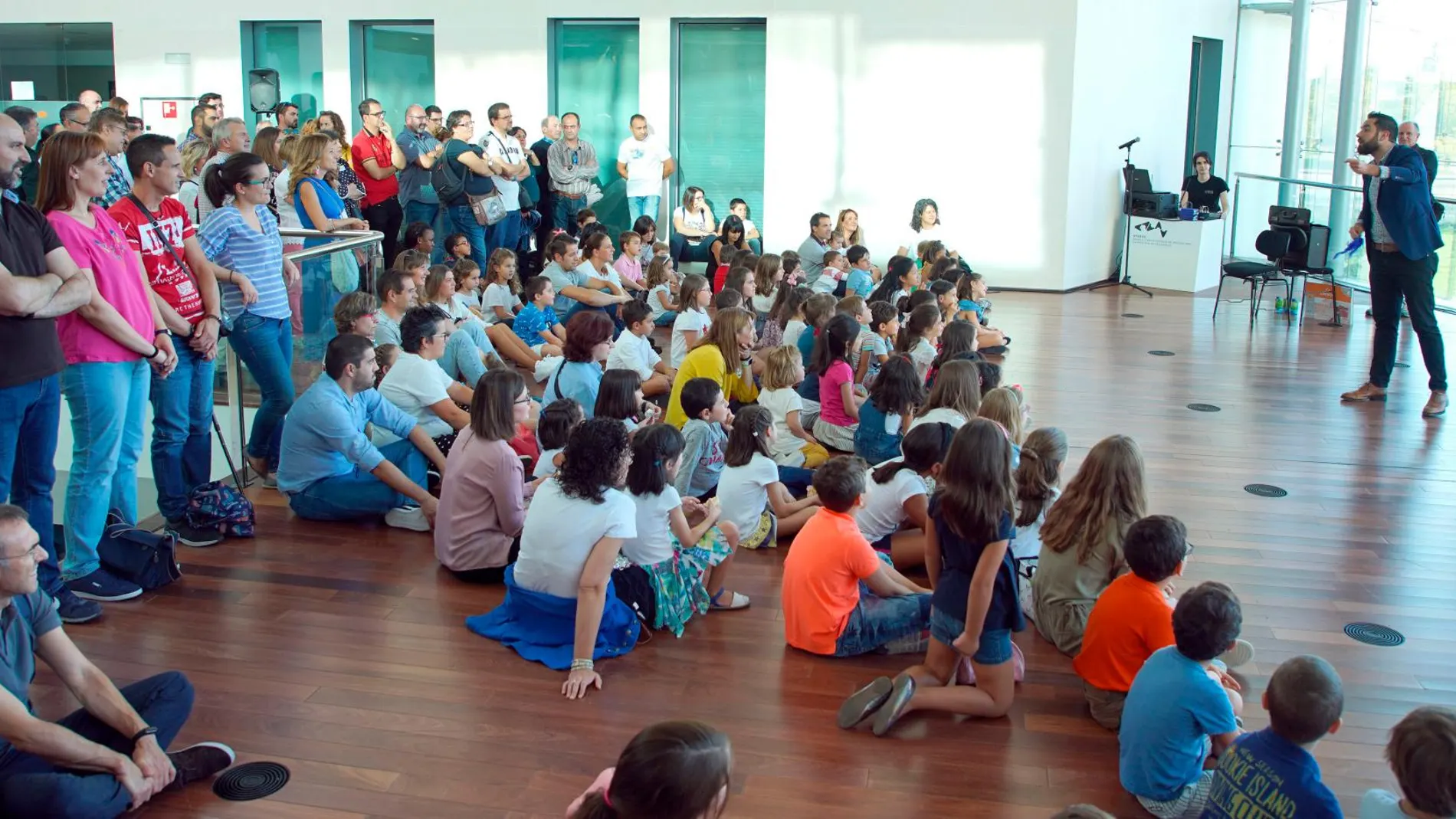 Numeroso público en una de las actividades programadas