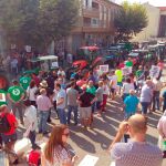 Un millar de viticultores reclamaron ayer con una tractorada en Requena unos precios dignos para la uva destinada a la elaboración de vino y cava. EFE/Eusebio Calatayud