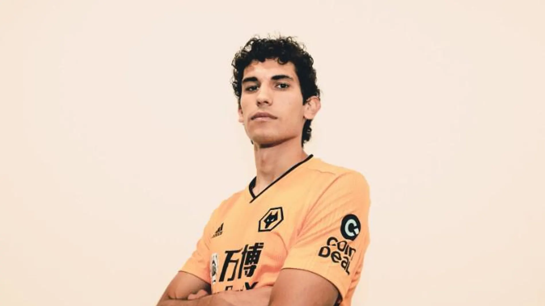 Vallejo posa con la camiseta de su nuevo equipo