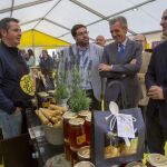 Inauguración de la carpa ‘Tierra de Sabor’ en el marco del festival Ávila Mágica, con la asistencia del viceconsejero de Desarrollo Rural, Jorge Llorente (d), el alcalde de la ciudad, Jesús Manuel Sánchez Cabrera (i), y del delegado de la Junta, José Francisco Hernández