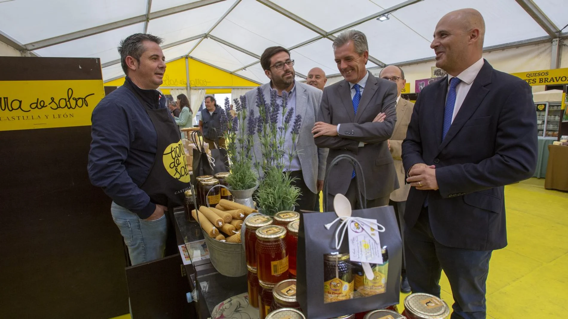Inauguración de la carpa ‘Tierra de Sabor’ en el marco del festival Ávila Mágica, con la asistencia del viceconsejero de Desarrollo Rural, Jorge Llorente (d), el alcalde de la ciudad, Jesús Manuel Sánchez Cabrera (i), y del delegado de la Junta, José Francisco Hernández