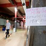 Imagen de un mercado de Barcelona con los puestos cerrados por la huelga general, entre el 60 y 80% de los comercios se adhieren a la huelga
