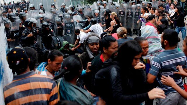Familiares de los presos se han enfrentado a las fuerzas de seguridad/Reuters
