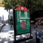Un anuncio en Sevilla advirtiendo de los riesgos de los alquileres turísticos / Foto: La Razón Un anuncio en Sevilla advirtiendo de los riesgos de los alquileres turísticos / Foto: La Razón