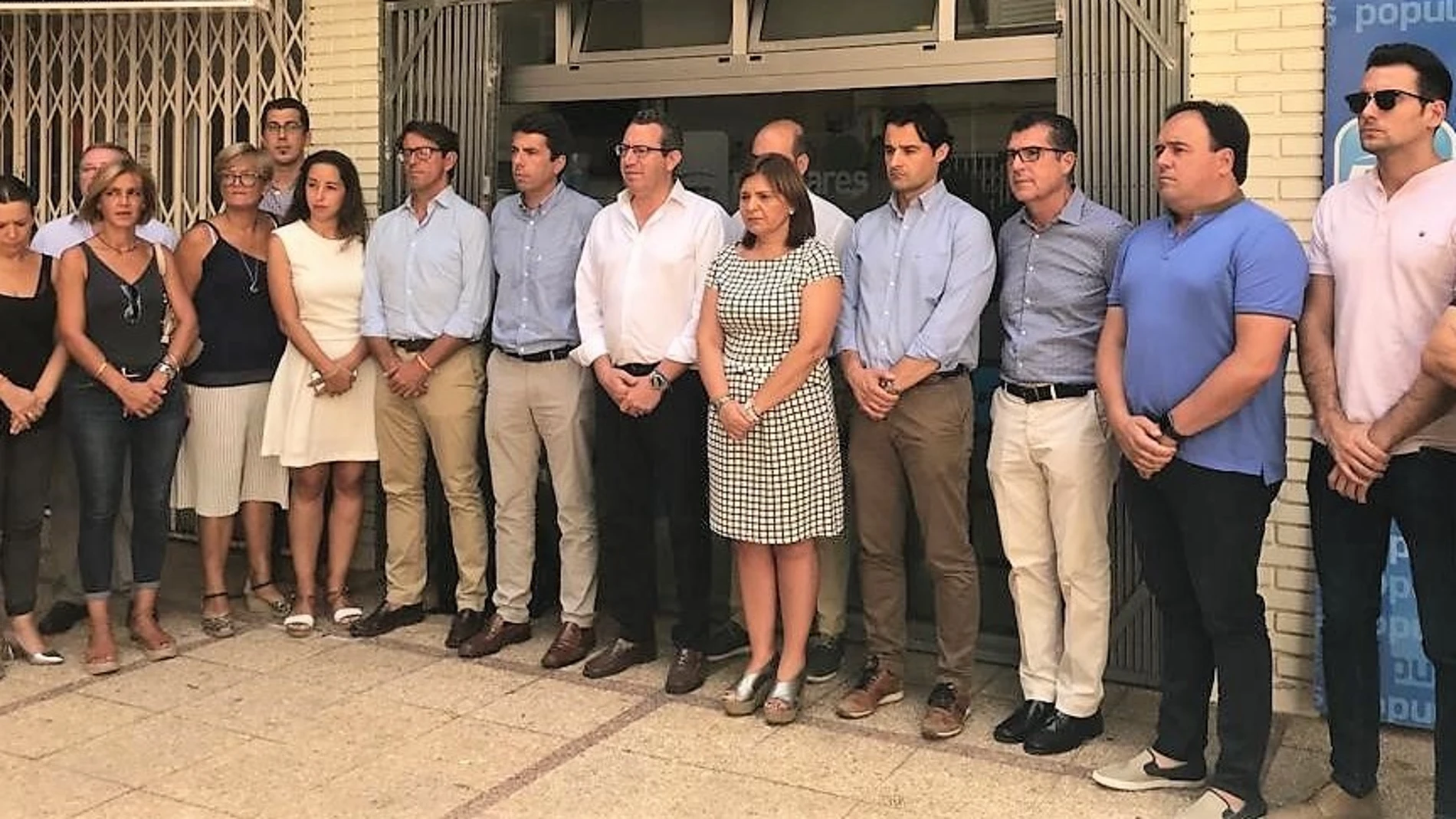 La presidenta regional del PPCV ha participado antes de la reunión en el minuto de silencio por el asesinato de una mujer en Calp