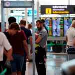 Pasajeros pasan los controles de seguridad en el aeropuerto de Barcelona-El Prat