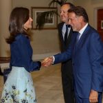La Reina saluda al presidente de los Grupos Planeta y Atresmedia, José Creuheras/Foto: Alberto R. Roldán