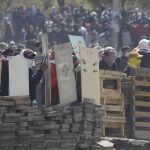 Manifestantes aseguran una barricada en sus enfrentamientos con la Policía/Ap