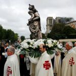 Procesión de la Ascensión de la Virgen junto a Notre Dame/Ap