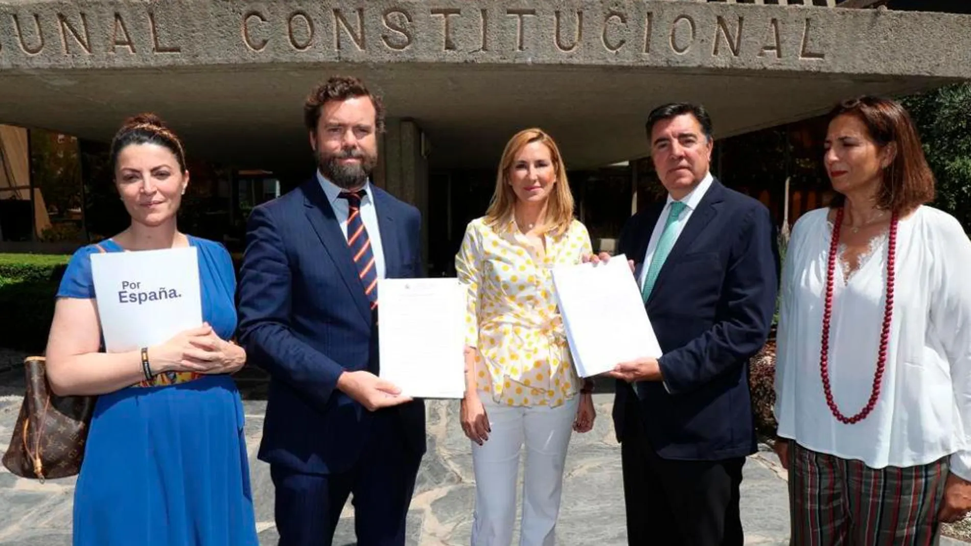 La Ley que han recurrido es, en palabras de la diputada Macarena Olona, “un fraude” aprobado por el Parlamento navarro para eludir el fallo del Tribunal Constitucional