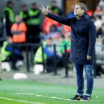 Robert Moreno da instrucciones a sus jugadores desde el banquillo