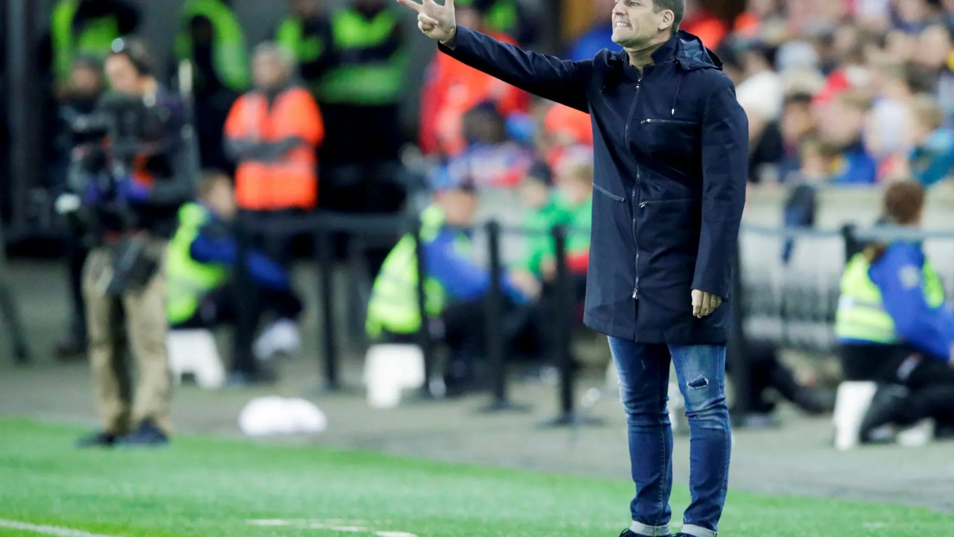 Robert Moreno da instrucciones a sus jugadores desde el banquillo