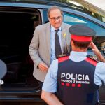 El president Quim Torra, con un cargo de los Mossos