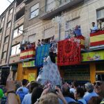 Una lluvia de pétalos cubrió a la Virgen a su paso por la ciudad de Murcia