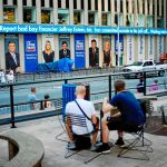 El edificio de News Corporation en Nueva York con los titulares de Fox News sobre la muerte del magnate financiero en la prisión conocida como el Guantánamo de Nueva York