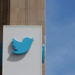 El logotipo de Twitter en el exterior de un edificio de San Francisco