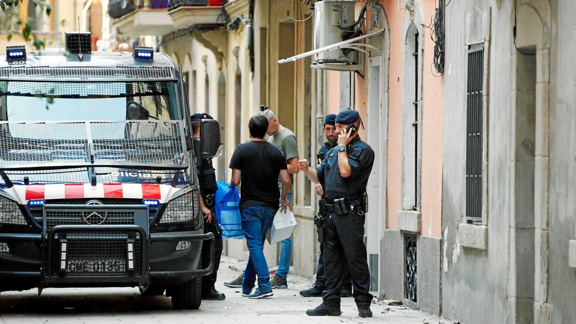 Furgón policial en el barrio del Raval.