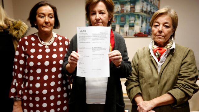 Las hijas de la victima de ETA, Ramón Romeo, con la denuncia