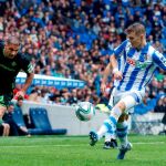 Joaquín intenta detener a Odegaard, que fue uno de los mejores futbolistas del encuentro / Foto: Efe