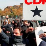 Simpatizantes independentistas de los CDR en las inmediaciones de la Pla de Palau, cerca de la Llotja de Mar de Barcelona, durante el pasado Consejo de Ministros, que se realizó en diciembre del años pasado