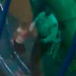 Momento en el que el guardia de seguridad coge a la niña de la mano para llevársela a un lugar apartado
