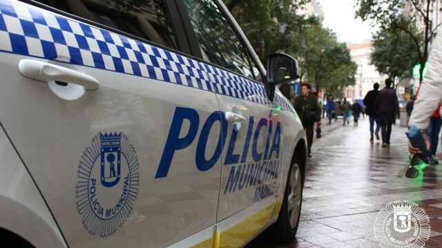 Graba las partes íntimas de las mujeres que estaban en el mercadillo, acercándoles una bolsa a la falda