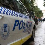 Graba las partes íntimas de las mujeres que estaban en el mercadillo, acercándoles una bolsa a la falda