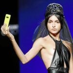 Un «descuido» dejó al aire un pecho de Lucía Rivera en el desfile de Alaska Accesorios. Foto: Gtres