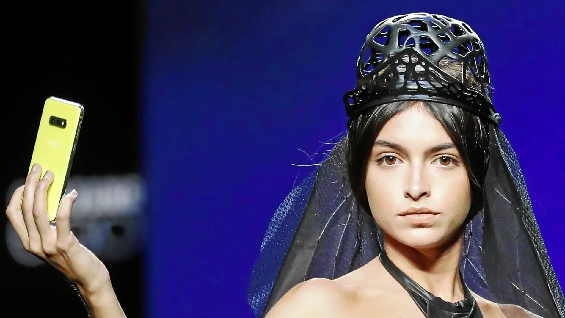 Un «descuido» dejó al aire un pecho de Lucía Rivera en el desfile de Alaska Accesorios. Foto: Gtres