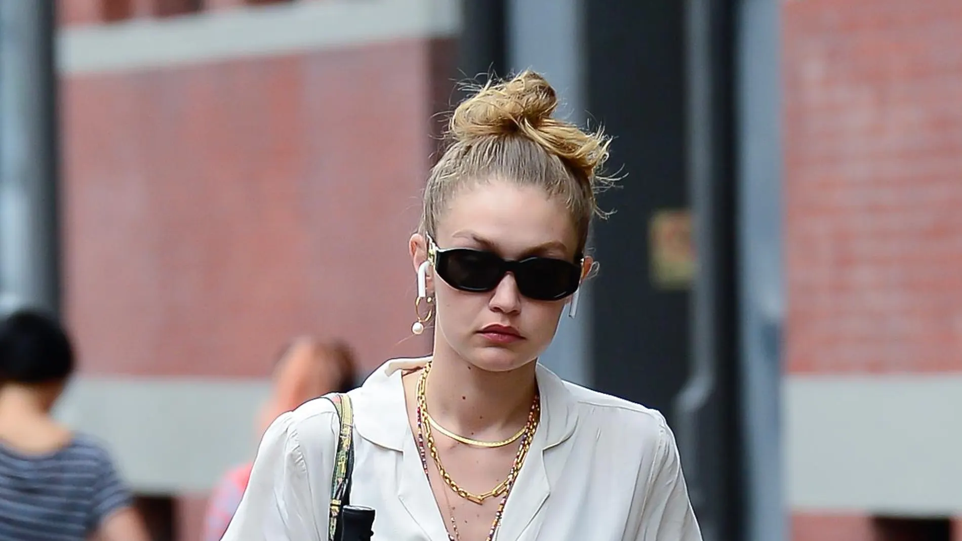 Gigi Hadid sabe cómo llevar con estilo las hombreras de los 80