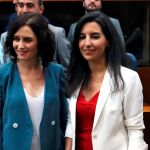 La candidata del PP a la Presidencia de la Comunidad de Madrid, Isabel Díaz Ayuso, acompañada de la portavoz de Vox en la Asamblea, Rocío Monasterio, a su llegada para la primera sesión del pleno de investidura