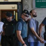 José Antonio Marín, gerente de la empresa Magrudis, y su hijo, Sandro Marín, en los juzgados