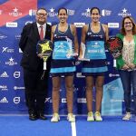 Mapi y Majo Sánchez Alayeto, con el trofeo
