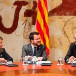 El presidente de la Generalitat, Quim Torra (d), junto al vicepresidente del Govern y conseller de Economía, Pere Aragonès (c) y la consellera de la Presidencia y portavoz del Govern, Meritxell Budó (i), durante la primera reunión del ejecutivo catalán, celebrada tras el paréntesis estival, en la que se podría acordar llevar al Gobierno a los tribunales para reclamarle el pago de 874 millones de euros pendientes, en el inicio de un curso político marcado por la sentencia del juicio del procés.